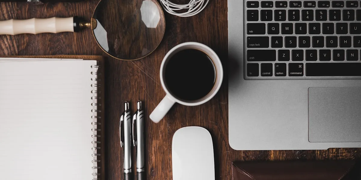 Notebook e café sobre a mesa para conferência do tempo de contribuição