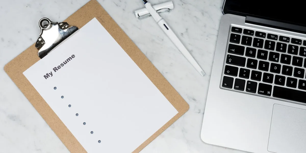 Prancheta e notebook sobre a mesa para a revisão de documentos
