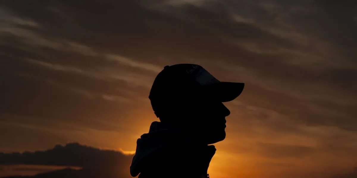 Silhueta de uma pessoa ao entardecer, em momento de luto e reflexão
