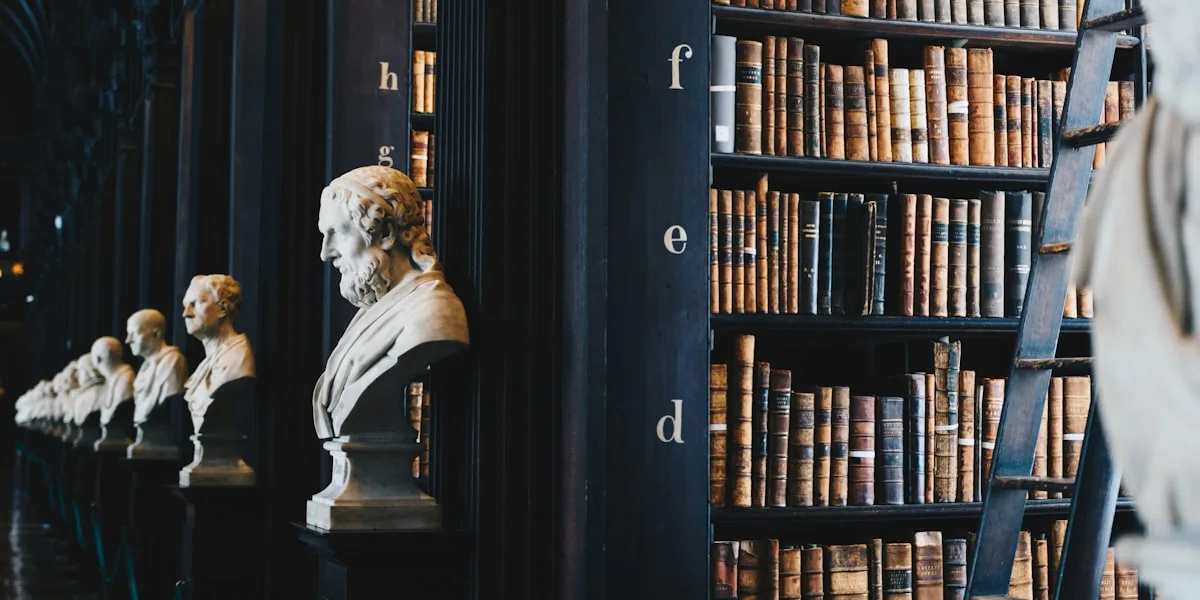 Estante de livros, representando a legislação previdenciária